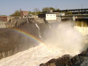 1200px-Wasserfall_Sarpsfossen_Norwegen_317