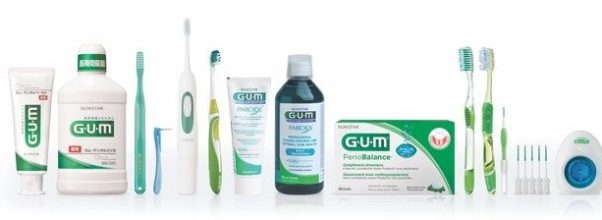Et utvalg av GUM munnpleieprodukter som tannbørster, tannkrem og munnskyll.